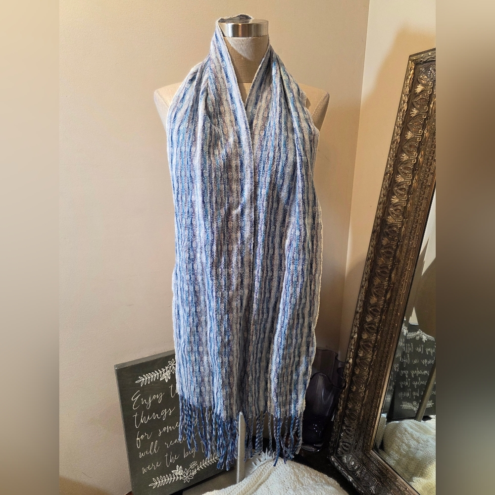 NWT Vintage 100% Lambs Wool. Elegant Blues and Mauve Scarf.